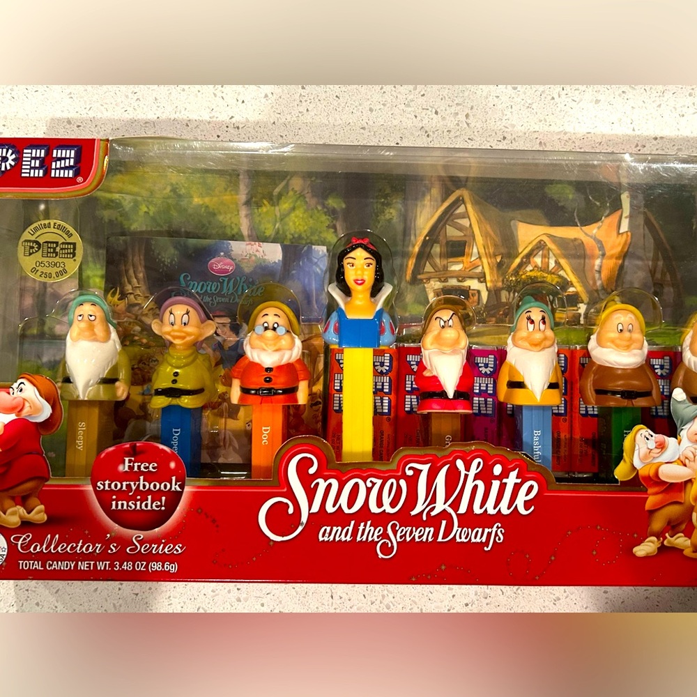 Brand New Limited Edition Disney Snow White Pez Dispenser set